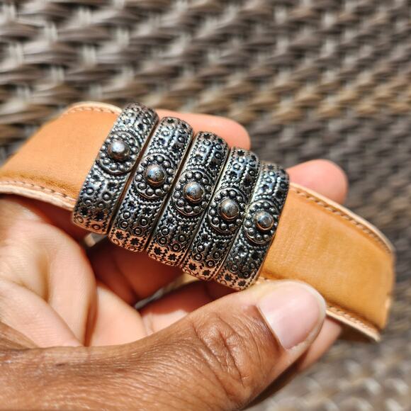 Vintage Statement Leather Boho Cowgirl Engraved Silver Tone Buckle Tan Belt 30in - Picture 3 of 8